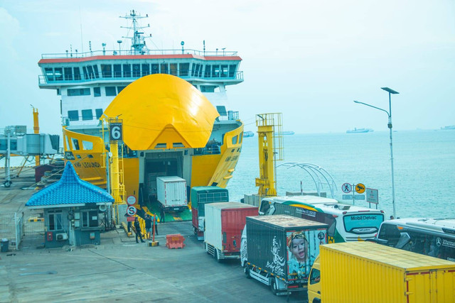 Ilustrasi truk dan bus masuk ke dalam kapal milik ASDP. Foto: ASDP