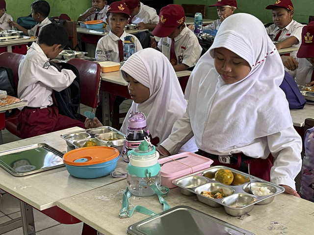 Suasana pemberian makan bergizi gratis, di SDN Cilangkap 5 Depok, Jawa Barat, Senin (6/1/2025). Foto: Alya Zahra/kumparan 