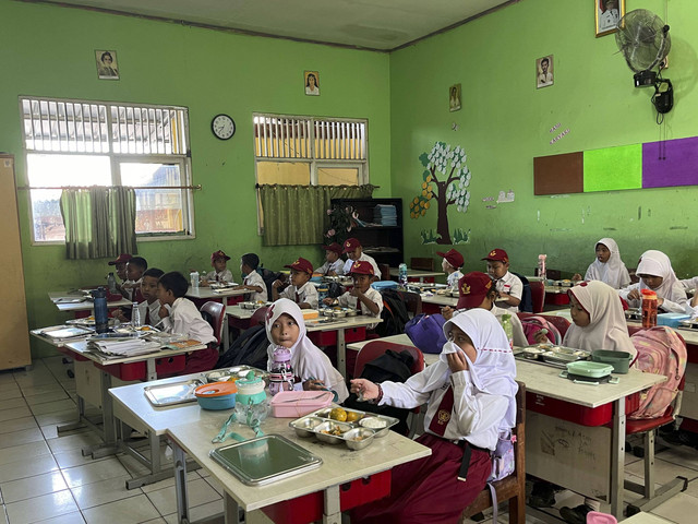 Suasana pemberian makan bergizi gratis, di SDN Cilangkap 5 Depok, Jawa Barat, Senin (6/1/2025). Foto: Alya Zahra/kumparan 