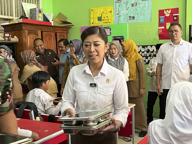 Menkomdigi Meutya Hafid meninjau langsung lokasi makan bergizi gratis di SDN Cilangkap 5, Depok, Jawa Barat, Senin (6/1/2025). Foto: Alya Zahra/kumparan 