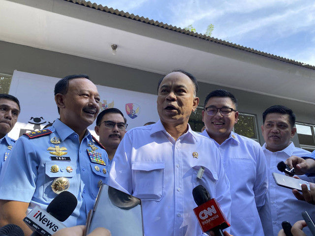 Menteri Koperasi Budi Arie Setiadi meninjau Dapur Makan Bergizi Gratis di Lanud Halim Perdanakusuma, Jakarta Timur, Senin (6/1/2025). Foto: Muhammad Fhandra Hardiyon/kumparan