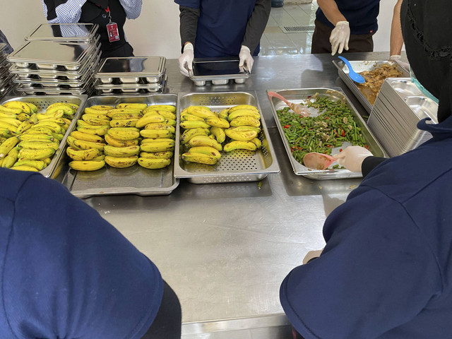 Menteri Koperasi Budi Arie Setiadi meninjau Dapur Makan Bergizi Gratis di Lanud Halim Perdanakusuma, Jakarta Timur, Senin (6/1/2025). Foto: Muhammad Fhandra Hardiyon/kumparan