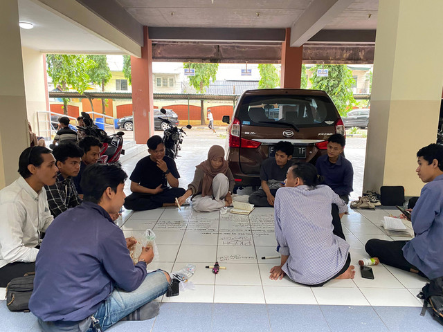 foto forum diskusi PIUSH ( Pojok Inspirasi Ushuluddin ) yang berada di UIN Syarif Hidayatulllah yang membahas tentang Filsafat.