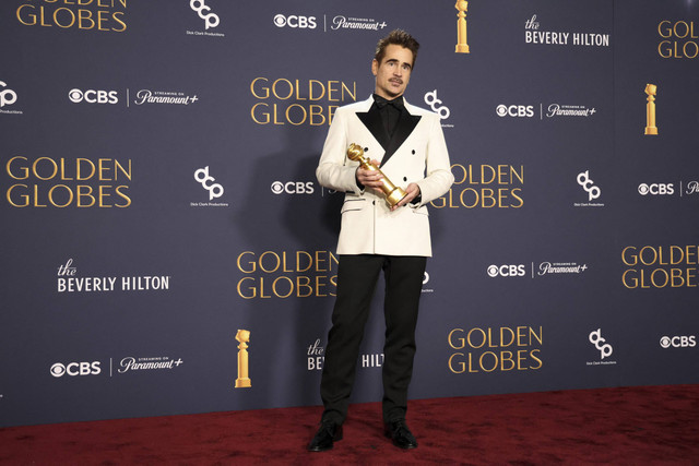 Colin Farrell dengan penghargaan untuk Penampilan Terbaik oleh Aktor dalam Serial Terbatas, Seri Antologi atau Film yang Dibuat untuk Televisi untuk "The Penguin" dalam acara Golden Globe Awards ke-82 di Beverly Hills, California, Minggu (5/1/2025). Foto: Mario Anzuoni/REUTERS