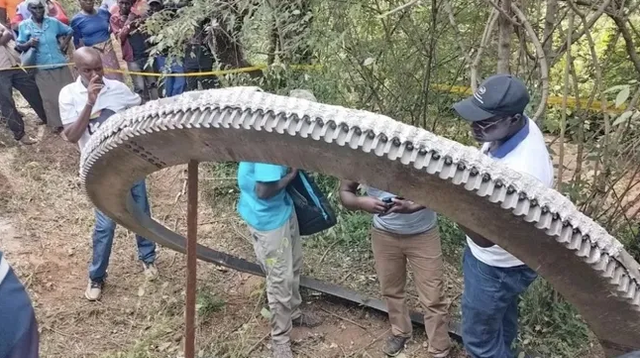 Sampah antariksa yang jatuh dari langit dan menghantam sebuah desa di Kenya kemungkinan merupakan cincin pemisah dari sebuah roket. Foto: KSA