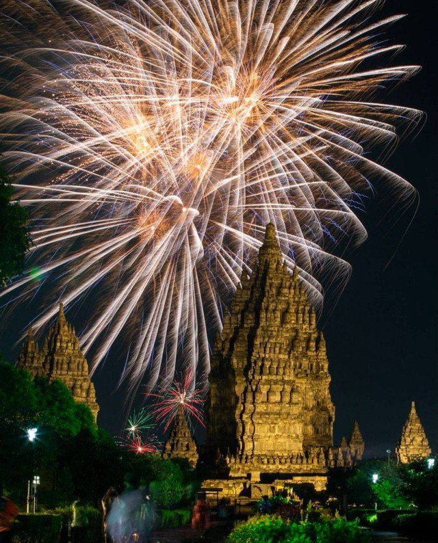 Malam tahun baru di Candi Prambanan. Foto: Devi Rahman/AFP/Getty Images