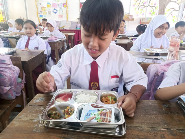 Pembagian Makan Bergizi Gratis di SDN 193 Caringin, Sukajadi, Bandung, pada Senin (6/1/2025). Foto: Robby Bouceu/kumparan