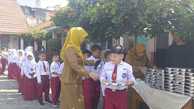 Pembagian Makan Bergizi Gratis di SDN 193 Caringin, Sukajadi, Bandung, pada Senin (6/1/2025). Foto: Robby Bouceu/kumparan