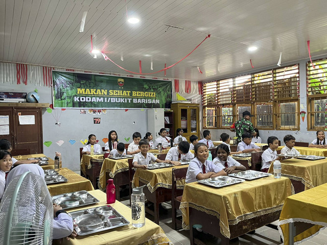 Persiapan program makan bergizi gratis oleh Kodam I Bukit Barisan, Senin (6/1/2025). Foto: Tri Vosa/kumparan