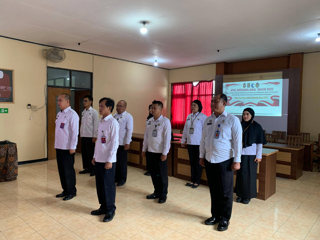 Rupbasan Blitar Ikuti Apel Bersama Awal Tahun 2025 Aparatur Sipil Negara Kemenko Hukum, HAM, dan ImipasBlitar - Senin, 06 Januari 2025 Kepala Rupbasan Kelas II Blitar bersama jajaran pegawai mengikuti Apel Awal Tahun 2025 bersama Menteri Koordinator Hukum, Hak Asasi Manusia, Imigrasi dan Pemasyarakatan (Menko Kumham Imipas), Yusril Ihza Mahendra, secara virtual.Dalam amanatnya, Menko Kumham Imipas, Yusril Ihza Mahendra mengajak seluruh aparatur sipil negara (asn) pada kemenko kumham imipas untuk mewujudkan visi kabinet merah putih bersama Indonesia Maju menuju Indonesia Emas 2045 melalui Penyusunan Renstra Kementerian yang implementatif terhadap 8 Misi Asta Cita, 17 Program Prioritas Nasional, dan 8 Program Terbaik Cepat.Acara apel ini diakhiri dengan doa bersama dan komitmen seluruh peserta untuk menjalankan tugas dengan penuh dedikasi sepanjang tahun 2025.(Humas Rupbasan Blitar Kanwil Kemenkumham Jawa Timur)@kemenimipas@ditjenpas@ditjenpas.jatim@hardi_bayu