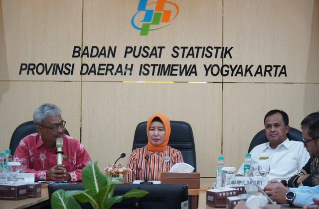 Kepala BPS DIY, Herum Fajarwati (tengah) bersama Asisten Bidang Perekonomian dan Pembangunan Setda DIY, Tri Satiyana dan Kepala Ditjen Perbendaharaan DIY, Agung Yulianta saat mengikuti Berita Resmi Statisik BPS DIY, Kamis (2/1/2024).