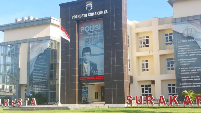 Poster Presiden ke-7 RI, Jokowi, masih terpampang di gedung Polresta Surakarta, Senin (6/1/2025).  Foto: kumparan