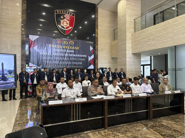 Press release penyitaan Hotel Aruss di Semarang dalam perkara TPPU dari TPA judi online bersama Dirtipideksus Polri Brigjen Helfi Assegaf, di Bareskrim Polri, Jakarta pada Senin (6/1/2025). Foto: Abid Raihan/kumparan