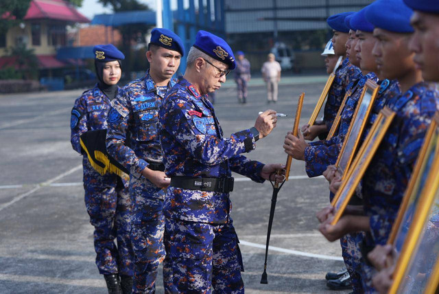 Kakorpolairud Baharkam Polri Irjen Pol Mohammad Yassin Kosasih di upacara PTDH personel, di Lapangan Apel Ditpoludara Korpolairud Baharkam Polri, Tangerang Selatan, Senin (6/11/2025). dok Istimewa