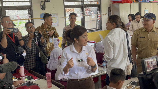 Menkomdigi Meutya Hafid membagikan makan bergizi gratis di SDN Cilangkap 3, Kota Depok, Jawa Barat, Senin (6/1/2025). Foto: Alya Zahra/kumparan 