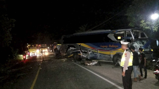 Kecelakaan terjadi antara dua bus dan truk di Jalan Raya Ngawi-Mantingan KM 26-27, tepatnya masuk Desa Kauman, Kecamatan Widodaren, Kabupaten Ngawi, pada Senin (6/1/2024) dini hari.
 Foto: Dok. Polres Ngawi