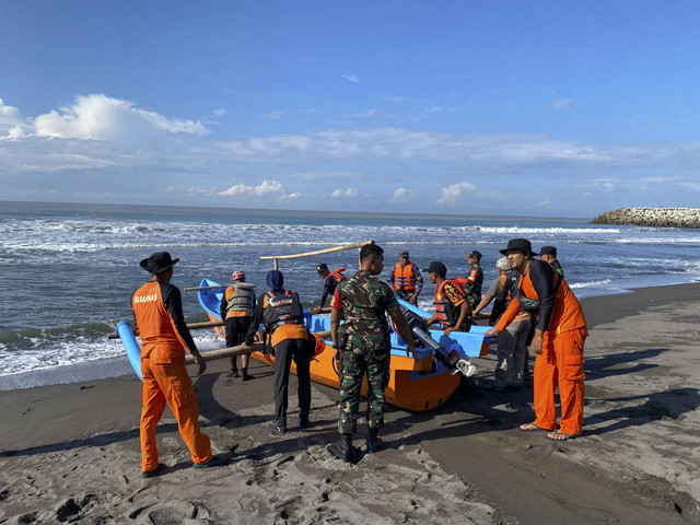 Tim SAR Gabungan masih mencari Aan Anugrah Budi Setya (28) ABK perahu nelayan Gerbang Segoro 01 yang terbalik di Pantai Congot, Kapanewon Temon, Kabupaten Kulon Progo, Sabtu (4/1/2025). Foto: Dok. Basarnas Yogyakarta