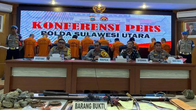 Polda Sulawesi Utara dan Polresta Manado saat menggelar konferensi pers terkait dengan penangkapan pelaku tawuran yang terjadi di Kecamatan Singikl dan Kecamatan Tikala, Kota Manado, pada saat momen perayaan Natal 25 Desember 2024. (foto: istimewa)