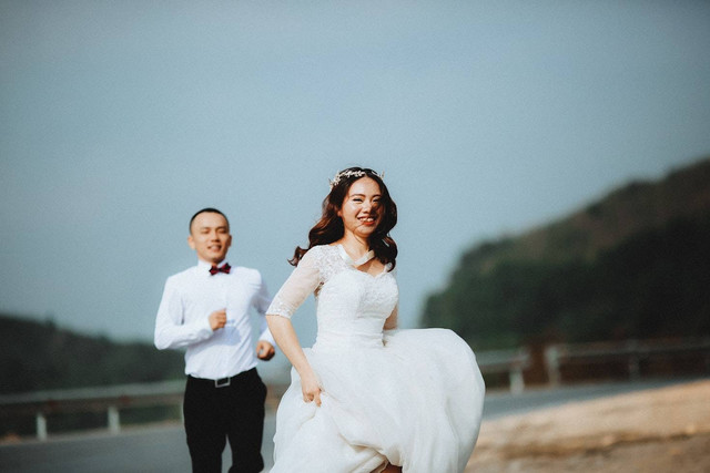 Ilustrasi untuk caption suami istri bahagia. Foto: Unsplash/Chiến Phạm