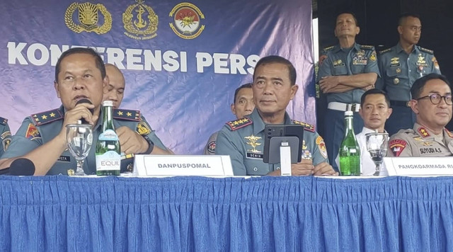 Danpuspomal Laksda Samista (kiri) dan Pangkoarmada RI Laksdya Denih Hendrata (kanan) dalam konferensi pers di Pangkoarmada RI, Jakarta Pusat, Senin (6/1/2025). Foto: Thomas Bosco/kumparan