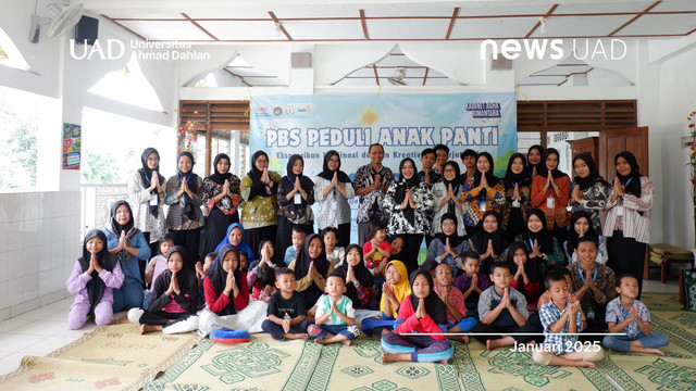 Foto Bersama PBS UAD Peduli di Panti Asuhan Dhuafa Mustika Tama (Dok. Alung)