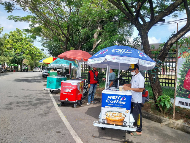 Deretan kopi keliling lokal yang berjualan di pinggir jalan Kota Pontianak. Foto: Alycia Tracy Nabila/Hi!Pontianak