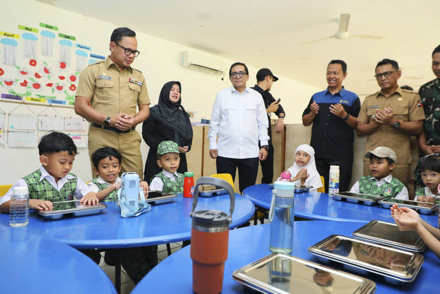 Wakil Menteri Dalam Negeri (Wamendagri) Bima Arya Sugiarto meninjau pelaksanaan program Makan Bergizi Gratis (MBG) di Sekolah Bosowa Bina Insani, Kota Bogor, Jawa Barat (Jabar), Senin (6/1/2025). Foto: Dok. Puspen Kemendagri