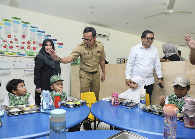 Wakil Menteri Dalam Negeri (Wamendagri) Bima Arya Sugiarto meninjau pelaksanaan program Makan Bergizi Gratis (MBG) di Sekolah Bosowa Bina Insani, Kota Bogor, Jawa Barat (Jabar), Senin (6/1/2025). Foto: Dok. Puspen Kemendagri