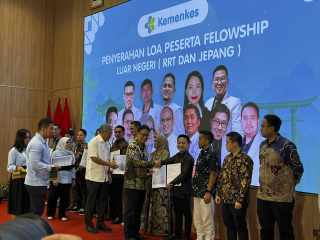 Menteri Kesehatan Budi Gunadi Menyerahkan LOA Perserta Fellowship Luar Negeri, Senin (6/1/2025). Foto: Rayyan Farhansyah/kumparan