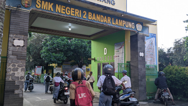 Suasana hari pertama masuk sekolah pasca libur natal dan tahun baru, di SMKN2 Bandar Lampung | Foto: Eva Nurdiah/Lampung Geh