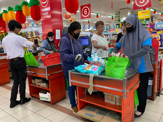 Warga Pontianak saat berbelanja dan menggunakan tas belanja di Ligo Mitra. Foto: Yulia Ramadhiyanti/Hi!Pontianak