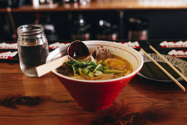 Ramen di Ngaliyan. Foto Ramen sebagai ilustrasi, bukan tempat sebenarnya. Sumber foto: Unsplash-Matthew Hamilton