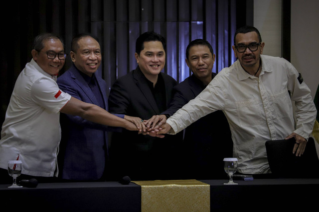 Ketua Umum PSSI Erick Thohir bersama pejabat PSSI lainnya berfoto usai konferensi pers terkait perkembangan Timnas Indonesia di Menara Danareksa, Jakarta, Senin (6/1/2025). Foto: Jamal Ramadhan/kumparan