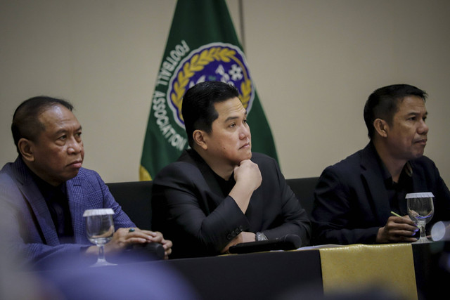 Ketua Umum PSSI Erick Thohir bersama pejabat PSSI lainnya dalam konferensi pers terkait perkembangan Timnas Indonesia di Menara Danareksa, Jakarta, Senin (6/1/2025). Foto: Jamal Ramadhan/kumparan