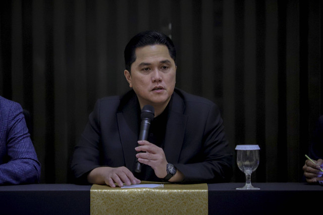 Ketua Umum PSSI Erick Thohir bersama pejabat PSSI lainnya dalam konferensi pers terkait perkembangan Timnas Indonesia di Menara Danareksa, Jakarta, Senin (6/1/2025). Foto: Jamal Ramadhan/kumparan