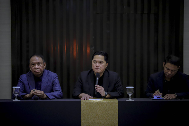 Ketua Umum PSSI Erick Thohir bersama pejabat PSSI lainnya dalam konferensi pers terkait perkembangan Timnas Indonesia di Menara Danareksa, Jakarta, Senin (6/1/2025). Foto: Jamal Ramadhan/kumparan