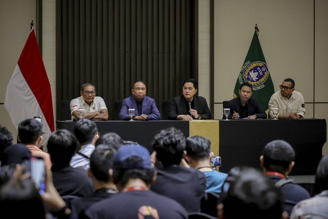 Ketua Umum PSSI Erick Thohir bersama pejabat PSSI lainnya dalam konferensi pers terkait perkembangan Timnas Indonesia di Menara Danareksa, Jakarta, Senin (6/1/2025). Foto: Jamal Ramadhan/kumparan