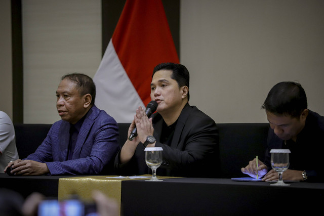 Ketua Umum PSSI Erick Thohir bersama pejabat PSSI lainnya dalam konferensi pers terkait perkembangan Timnas Indonesia di Menara Danareksa, Jakarta, Senin (6/1/2025). Foto: Jamal Ramadhan/kumparan