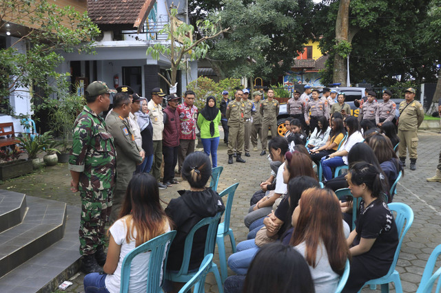 Petugas gabungan menggerebek sejumlah warung kopi 'kopi cetol' di kawasan Pasar Gondanglegi, Kabupaten Malang. Foto: Dok. Istimewa