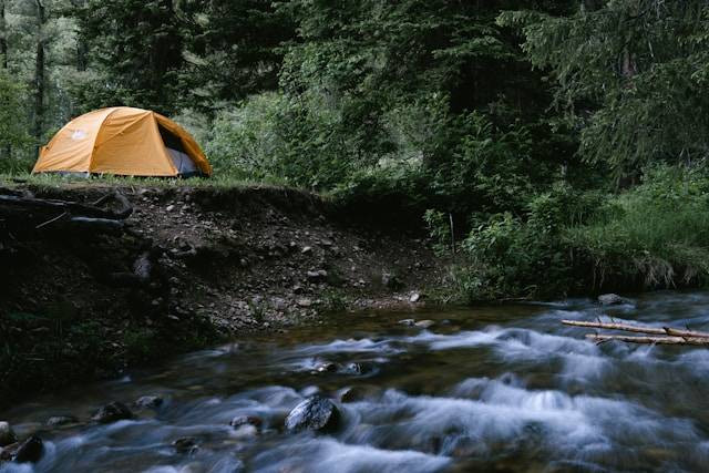 Harga Sewa Tenda di Jolotundo Nganjuk. Foto hanya ilustrasi, bukan tempat sebenarnya. Sumber: Unsplash/Jasper Gribble