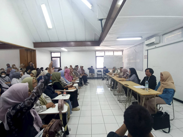 Suasa audiensi antara orang tua mahasiswa, mahasiswa dan pihak kampus menyoal masalah di Universitas Bandung pada Senin (6/1/2025). Foto: Robby Bouceu/kumparan