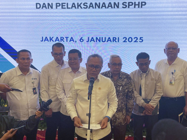 Menteri Koordinator Bidang Pangan, Zulkifli Hasan alias Zulhas dalam konferensi pers di Gedung Graha Mandiri, Senin (6/1/2025). Foto: Ghifari/kumparan 