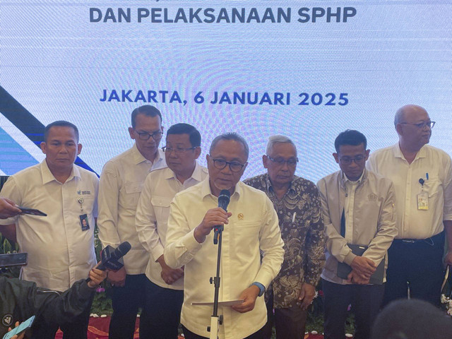 Menteri Koordinator Bidang Pangan, Zulkifli Hasan alias Zulhas dalam konferensi pers di Gedung Graha Mandiri, Senin (6/1/2025). Foto: Ghifari/kumparan 