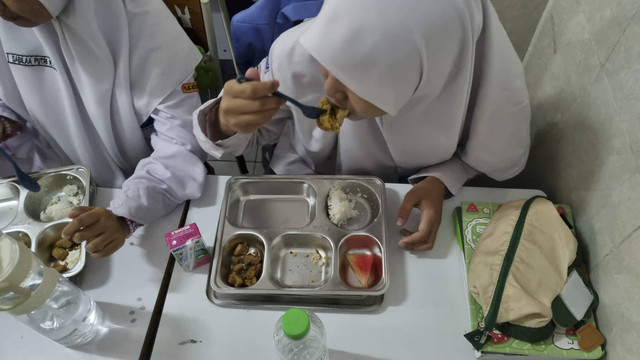 Pelaksanaan Makan Bergizi Gratis (MBG) hari pertama di SMA Muhammadiyah 2 Sidoarjo, Senin (6/1/2024). Foto: Farusma Okta Verdian/kumparan