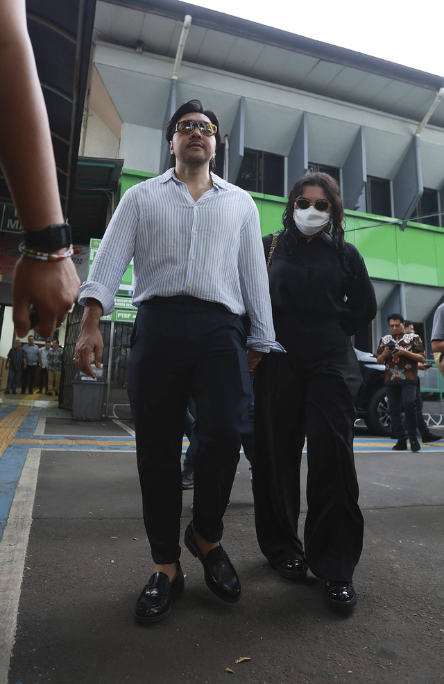 Musisi David Naif bersama anaknya Audrey saat mendatangi Pengadilan Negeri Jakarta Selatan terkait sidang kasus pornografi di Jakarta, Senin (6/1/2025). Foto: Agus Apriyanto