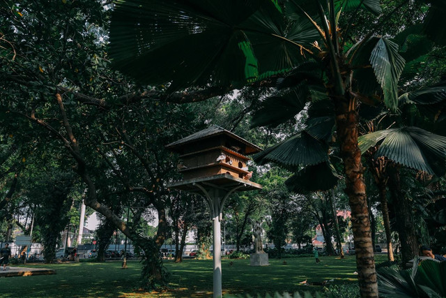 Sejarah Taman Suropati. Foto kandang burung di Taman Suropati. Sumber: Unsplash/Ega Pamungkas.