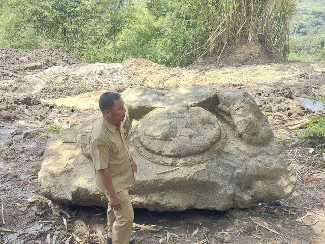 Sebuah batu besar yang diduga merupakan bagian dari arca ditemukan di proyek Jalan Tembus Prambanan-Gunungkidul, di Sambirejo, Kapanewon Prambanan, Kabupaten Sleman. Foto: Dok. Istimewa