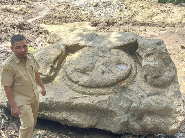 Sebuah batu besar yang diduga merupakan bagian dari arca ditemukan di proyek Jalan Tembus Prambanan-Gunungkidul, di Sambirejo, Kapanewon Prambanan, Kabupaten Sleman. Foto: Dok. Istimewa