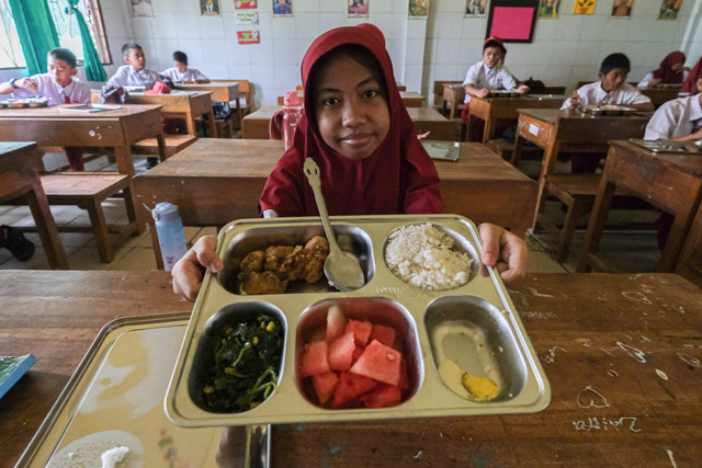 Seorang siswi Sekolah Dasar menunjukkan menu makanan bergizi gratis di SDN 10 Kendari, Kendari, Sulawesi Tenggara, Senin (6/1/2025). Foto: Andry Denisah/ANTARA FOTO