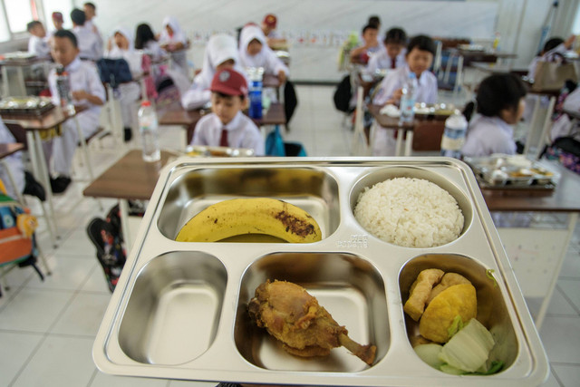 Makanan bergizi gratis di SD Angkasa 1, Bandung, Jawa Barat, Senin (6/1/2025). Foto: Novrian Arbi/ANTARA FOTO